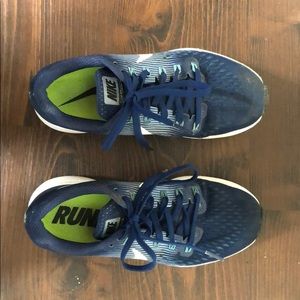 🏃🏼‍♀️ 👟 Nike ZOOM blue & white sneaks